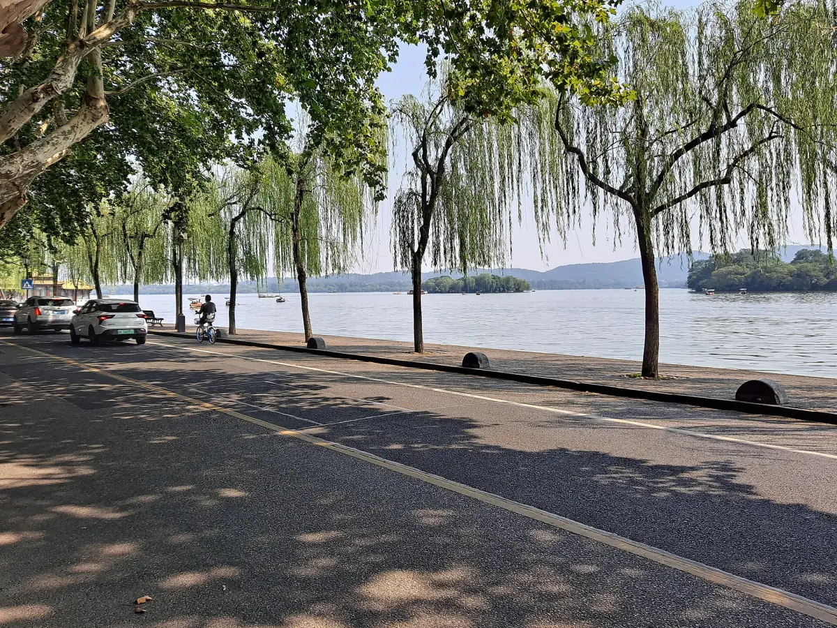 The willow-lined Bai Causeway