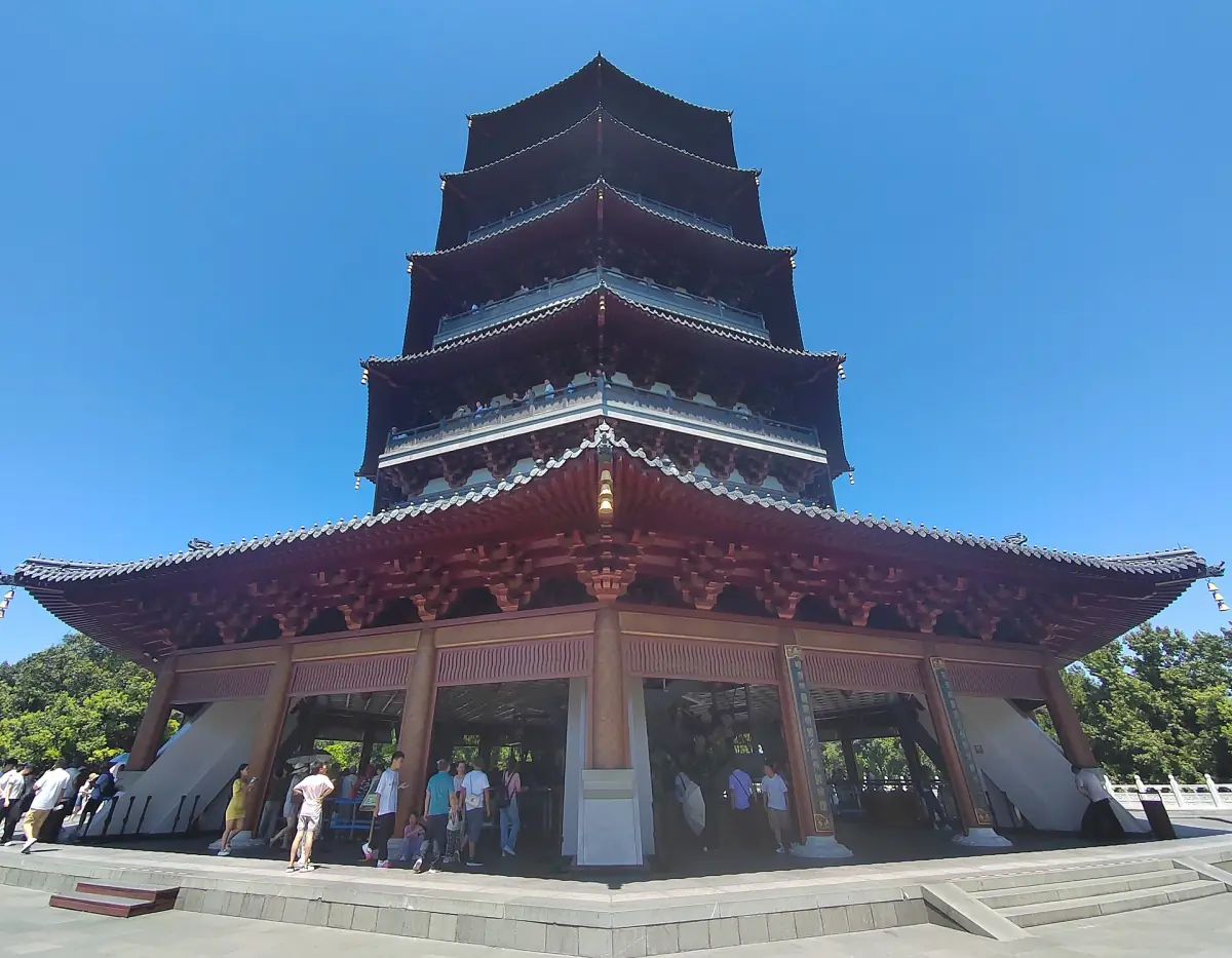 從前庭望向雷峰塔