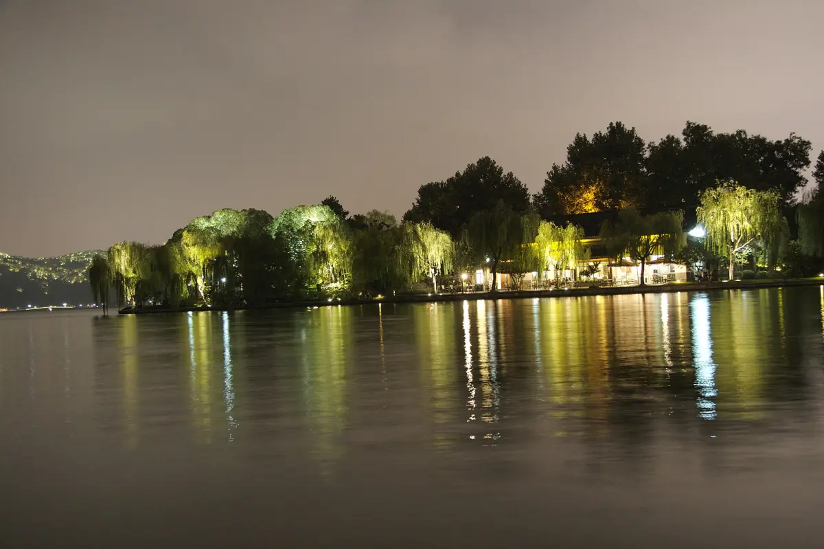 Evening on the shore of West Lake
