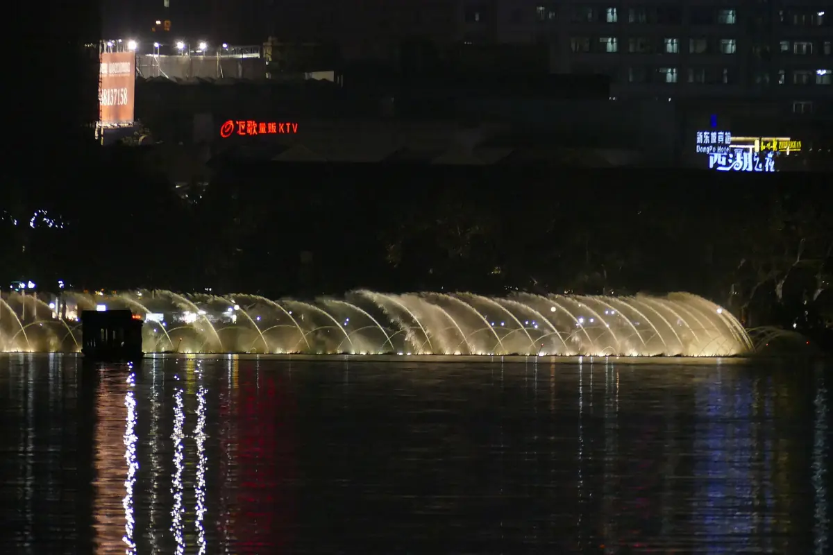 The musical fountain on West Lake at night