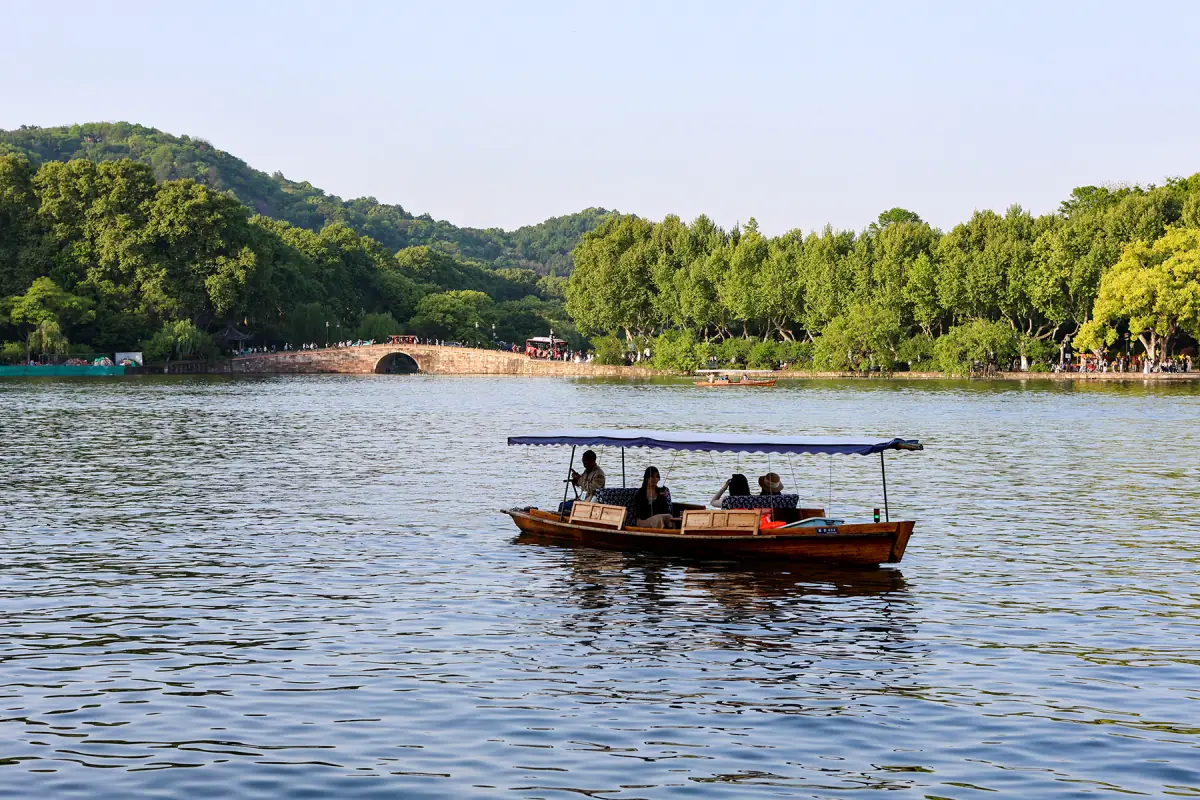 A boat near Xiling Bridge on West Lake